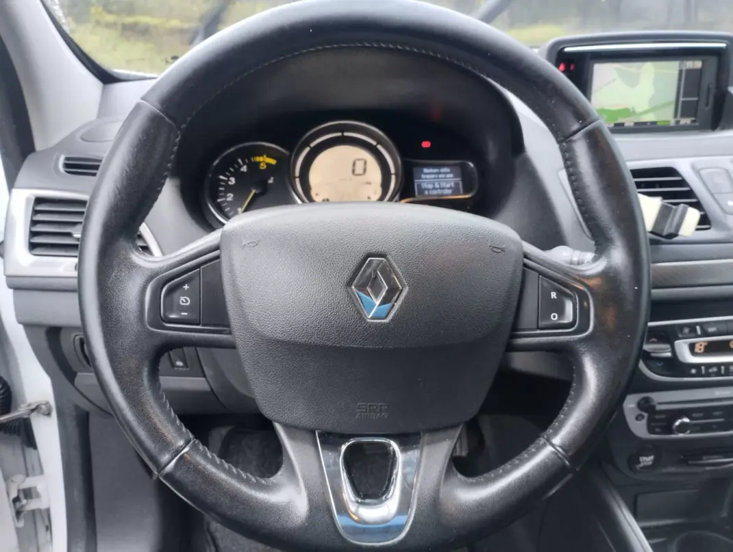 Renault Mégane 2013 - 3750 EUR, 320000 km - AUTO.MOTO.pt - 320000km - foto 22 de 27