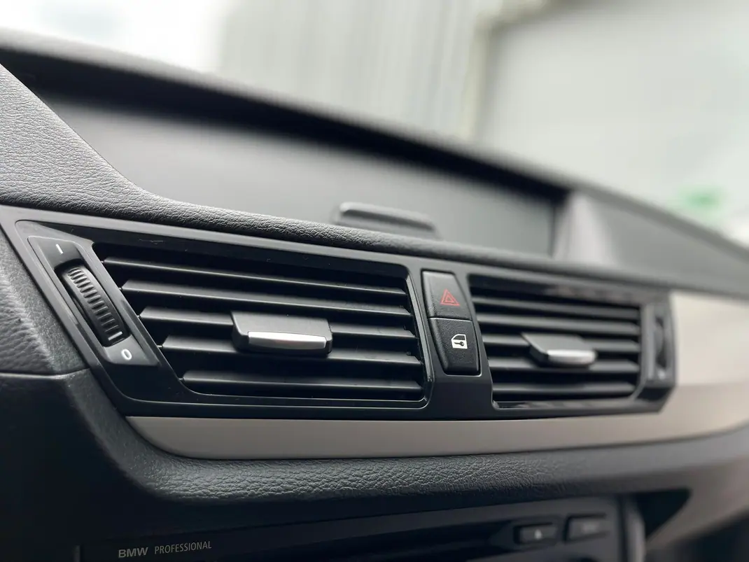 BMW X1 2014 - 13500 EUR, 208000 km - AUTO.MOTO.pt - 208000km - foto 12 de 17