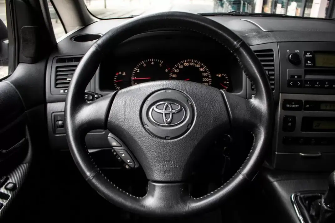 Toyota Corolla Verso 2002 - 5900 EUR, 180094 km - AUTO.MOTO.pt - 180094km - foto 13 de 32