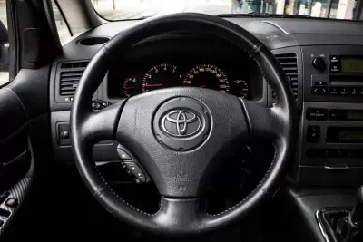 Toyota Corolla Verso 2002 - 5900 EUR, 180094 km - AUTO.MOTO.pt - 180094km - foto 13 de 32