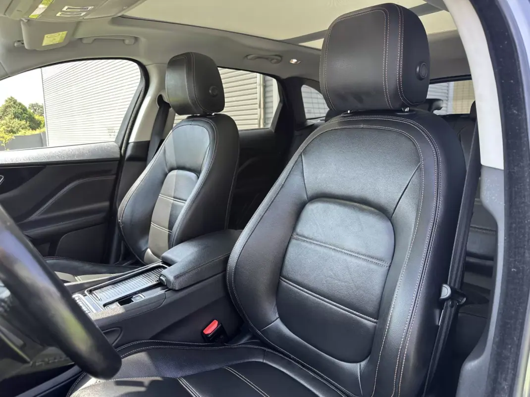Jaguar F-Pace 2018 - 22500 EUR, 146000 km - 146000km - foto 31 de 69