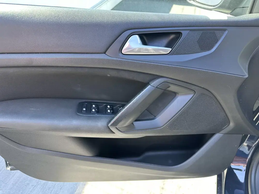 Peugeot 308 2018 - 12500 EUR, 280000 km - AUTO.MOTO.pt - 280000km - foto 10 de 32