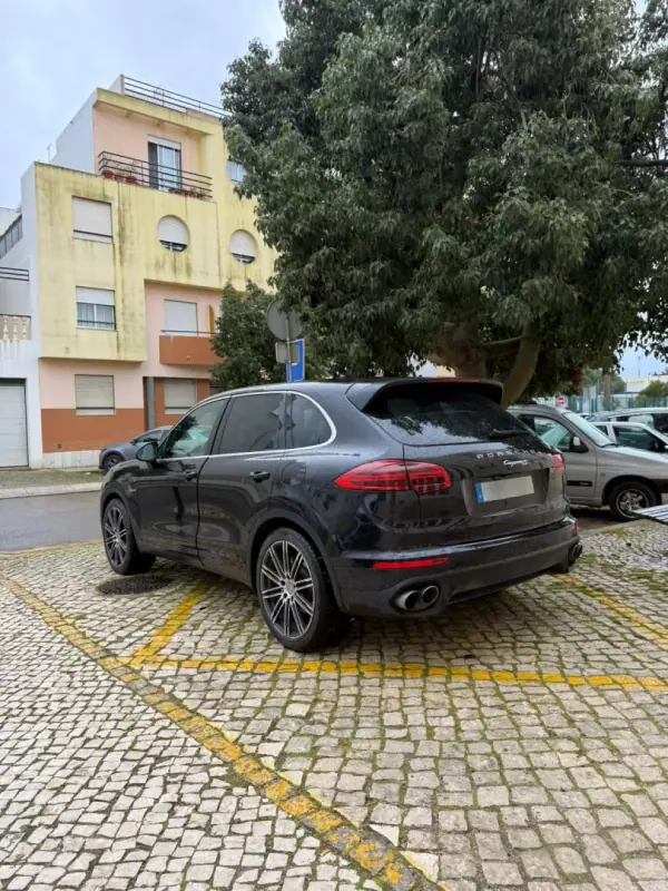 Porsche Cayenne 2011 - 39500 EUR, 162000 km - AUTO.MOTO.pt - 162000km - foto 8 de 18