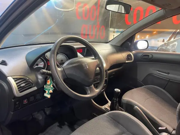 Peugeot 206 2011 - 4999 EUR, 127000 km - AUTO.MOTO.pt - 127000km - foto 22 de 34