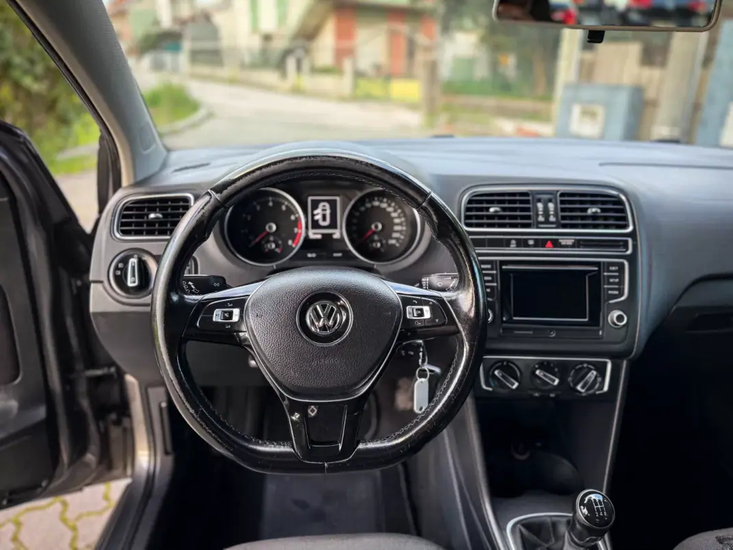 Volkswagen Polo 2016 - 9590 EUR, 130000 km - AUTO.MOTO.pt - 130000km - foto 6 de 12