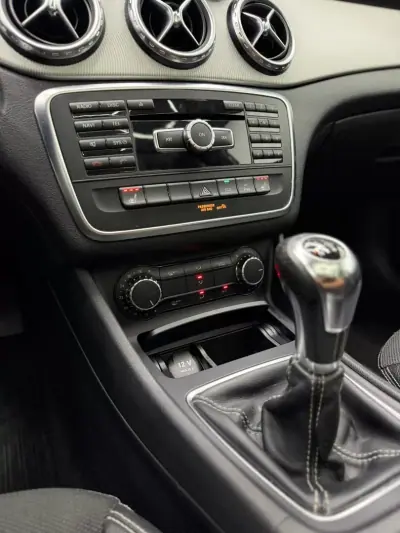 Mercedes-Benz GLA 200 2014 - 14000 EUR, 265000 km - AUTO.MOTO.pt - 265000km - foto 12 de 20