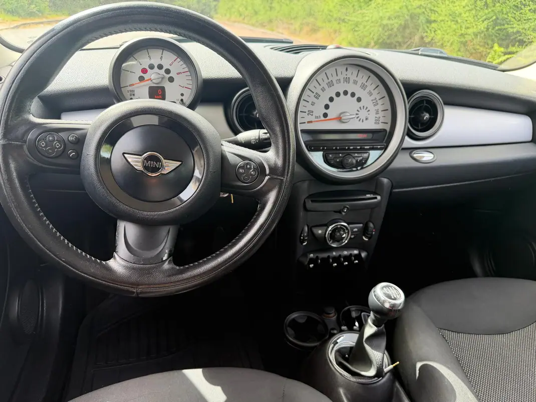 MINI Cooper 2011 - 7000 EUR, 175000 km - AUTO.MOTO.pt - 175000km - foto 9 de 13