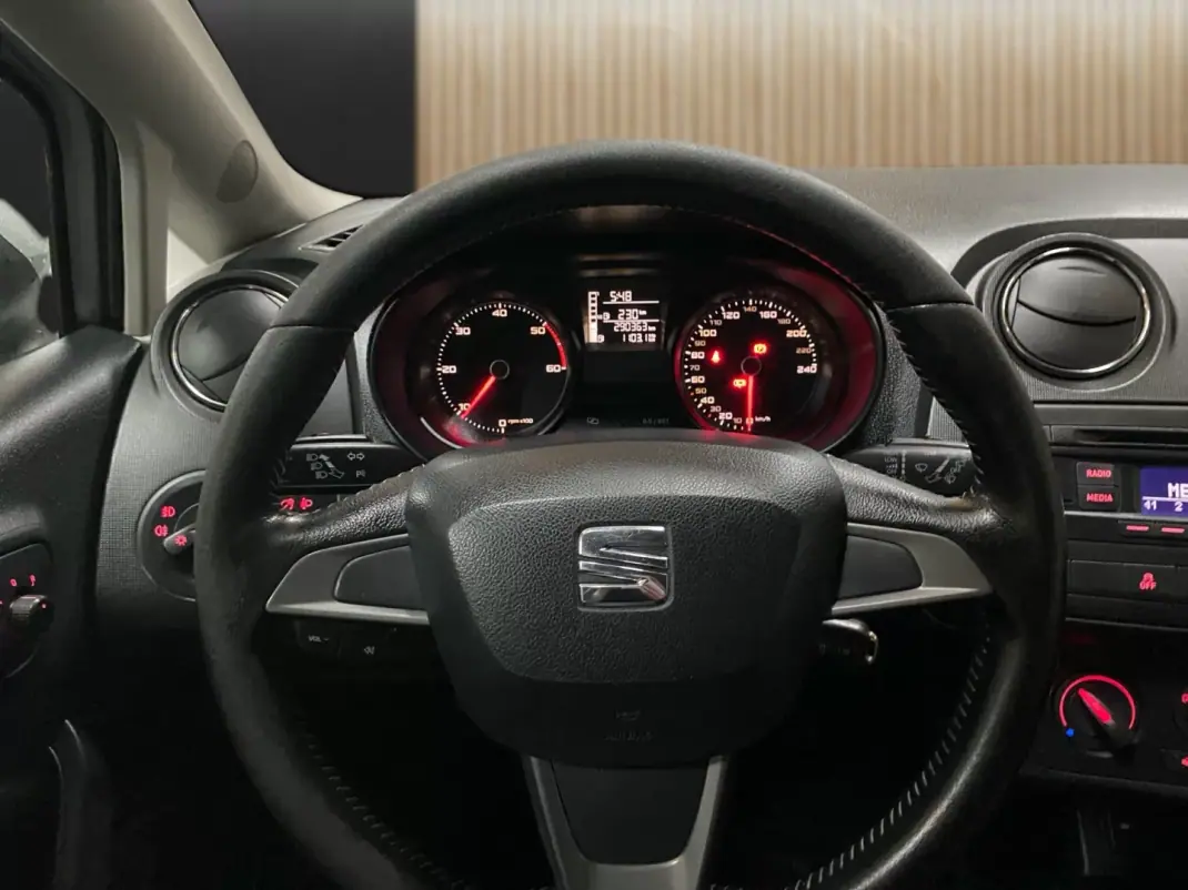 SEAT Ibiza 2014 - 5750 EUR, 290400 km - AUTO.MOTO.pt - 290400km - foto 9 de 19