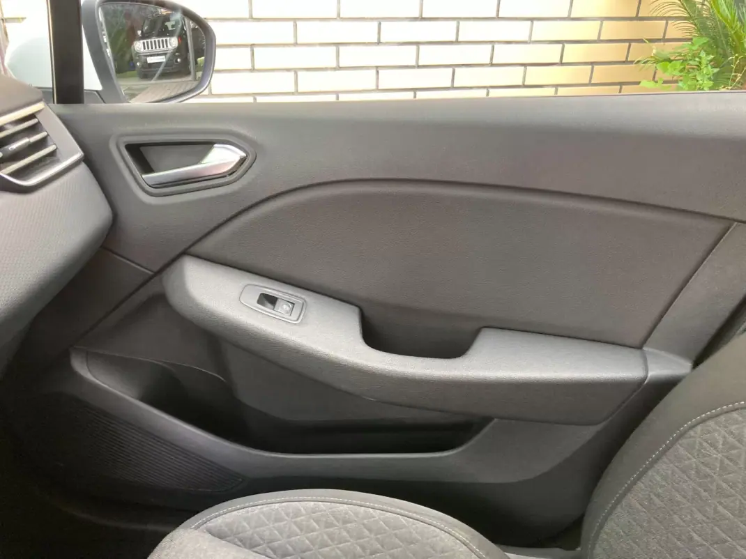 Renault Clio 2020 - 13890 EUR, 145621 km - AUTO.MOTO.pt - 145621km - foto 15 de 20