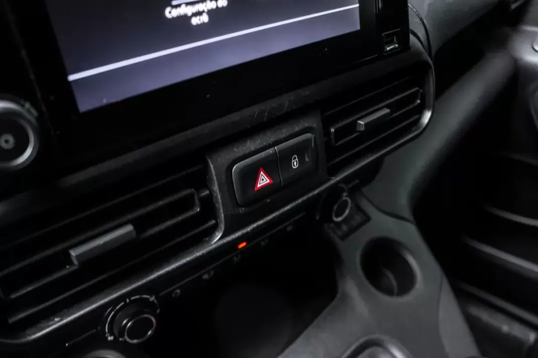 Peugeot Partner BlueHDi 100 L2 Cabine Dupla 2021 - 12990 EUR, 103902 km - AUTO.MOTO.pt - 103902km - foto 20 de 28