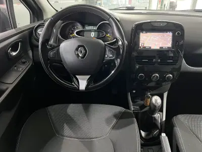 Renault Clio Sport Tourer 2015 - 8600 EUR, 248781 km - AUTO.MOTO.pt - 248781km - foto 9 de 20