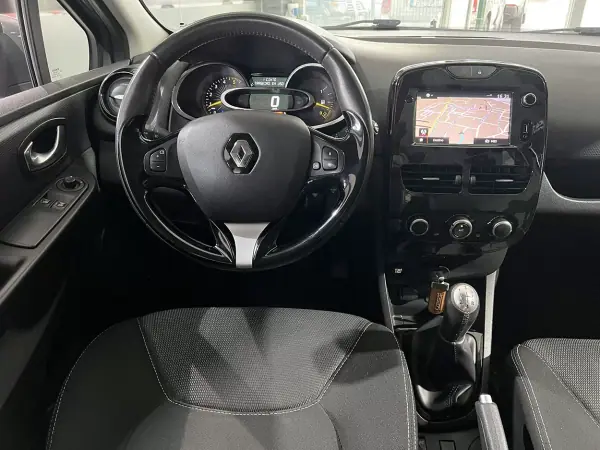 Renault Clio Sport Tourer 2015 - 6900 EUR, 248781 km - AUTO.MOTO.pt - 248781km - foto 9 de 20