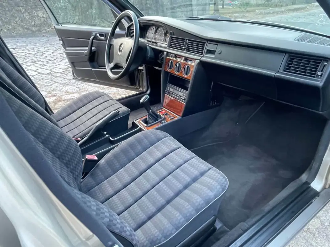 Mercedes-Benz 190 1993 - 14900 EUR, 41200 km - 41200km - foto 14 de 40