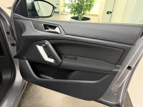 Peugeot 308 2017 - 10990 EUR, 131446 km - AUTO.MOTO.pt - 131446km - foto 20 de 21