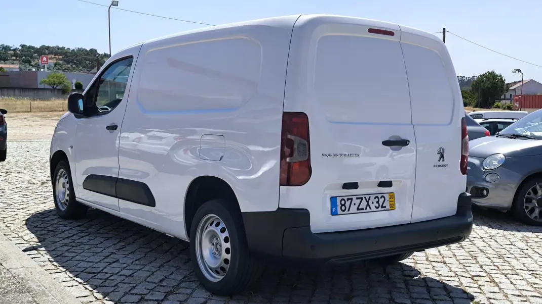 Peugeot Partner L2 1.5 Bluehdi 100CV 2020 - 13950 EUR, 109565 km - AUTO.MOTO.pt - 109565km - foto 6 de 8