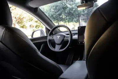 Tesla Model Y 2023 - 37900 EUR, 74250 km - AUTO.MOTO.pt - 74250km - foto 28 de 40