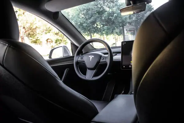Tesla Model Y 2023 - 37900 EUR, 74250 km - AUTO.MOTO.pt - 74250km - foto 28 de 40