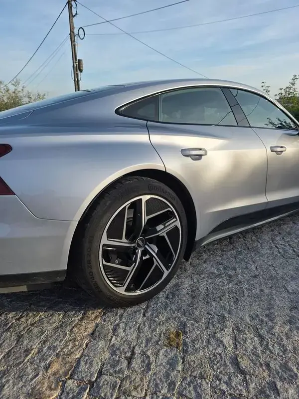 Audi e-tron GT 2021 - 52499 EUR, 100000 km - AUTO.MOTO.pt - 100000km - foto 37 de 46