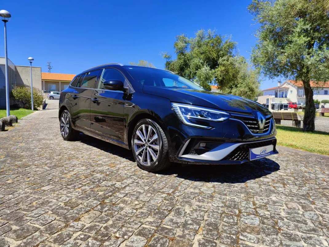 Renault Mégane Sport Tourer 2023 - 23990 EUR, 44231 km - AUTO.MOTO.pt - 44231km - foto 1 de 15