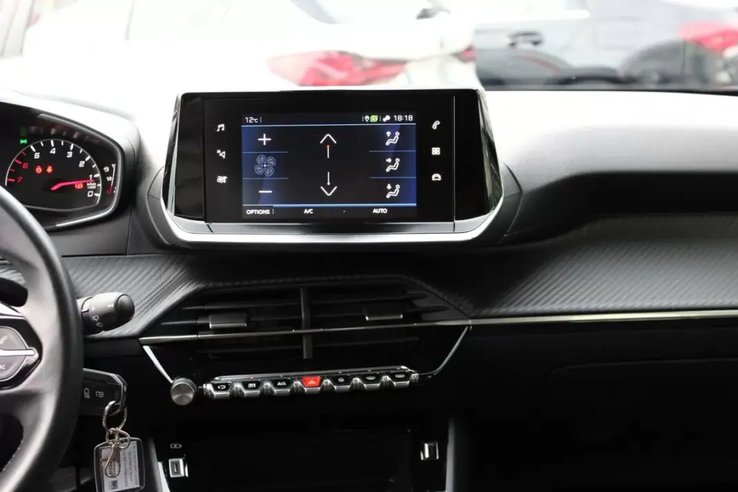 Peugeot 2008 2021 - 18700 EUR, 48176 km - AUTO.MOTO.pt - 48176km - foto 6 de 32