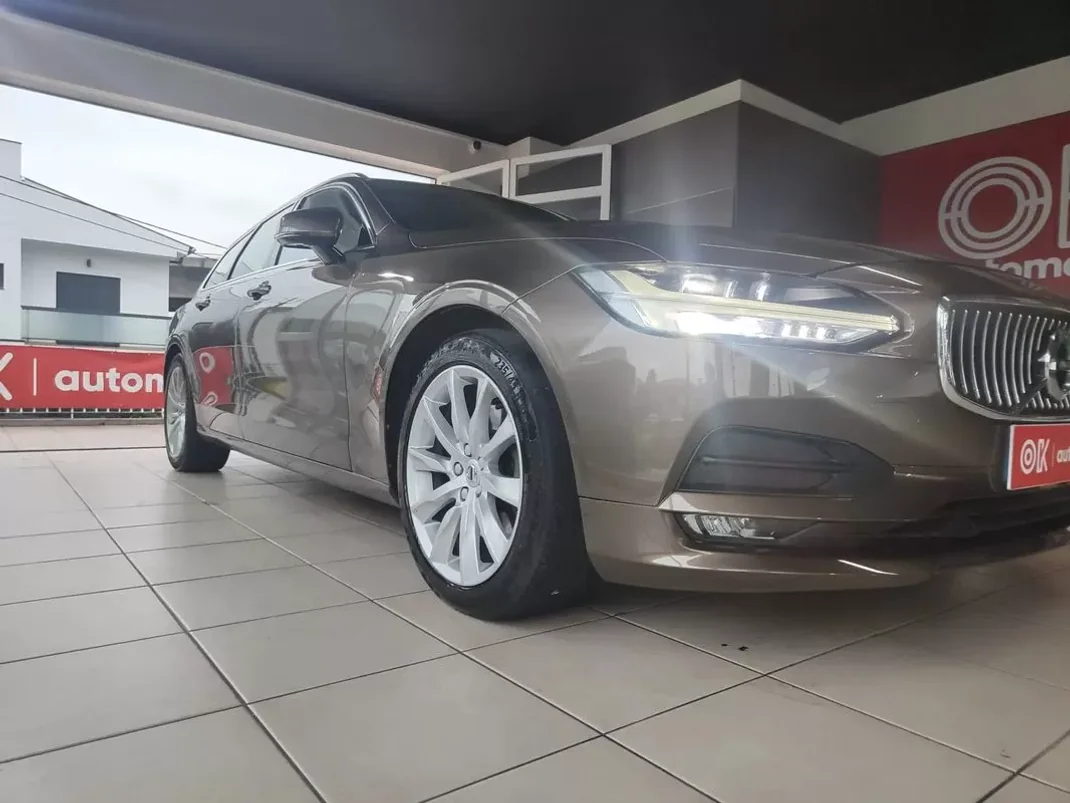 Volvo V90 2017 - 23500 EUR, 131000 km - AUTO.MOTO.pt - 131000km - foto 1 de 39