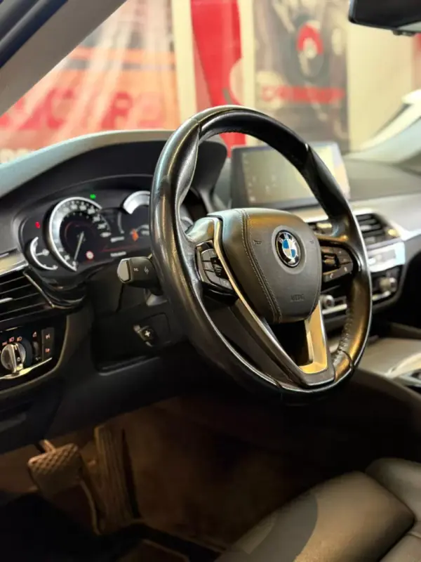BMW 530e 2018 - 24900 EUR, 178000 km - AUTO.MOTO.pt - 178000km - foto 8 de 11