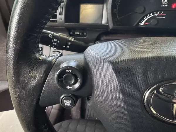 Toyota iQ 2009 - 7990 EUR, 180000 km - AUTO.MOTO.pt - 180000km - foto 16 de 17