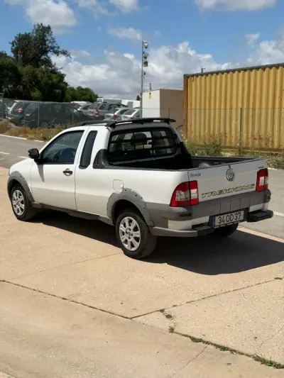 Fiat Strada 1.9 JTD 2013 - 9990 EUR, 276360 km - AUTO.MOTO.pt - 276360km - foto 4 de 7