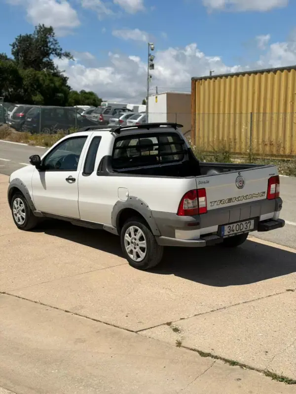 Fiat Strada 1.9 JTD 2013 - 9990 EUR, 276360 km - AUTO.MOTO.pt - 276360km - foto 4 de 7