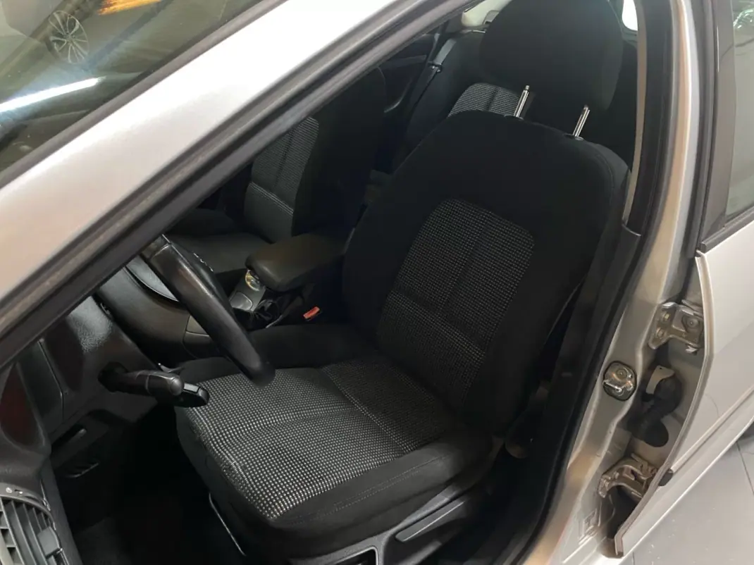 Peugeot 407 SW 2006 - 2950 EUR, 315000 km - AUTO.MOTO.pt - 315000km - foto 15 de 19