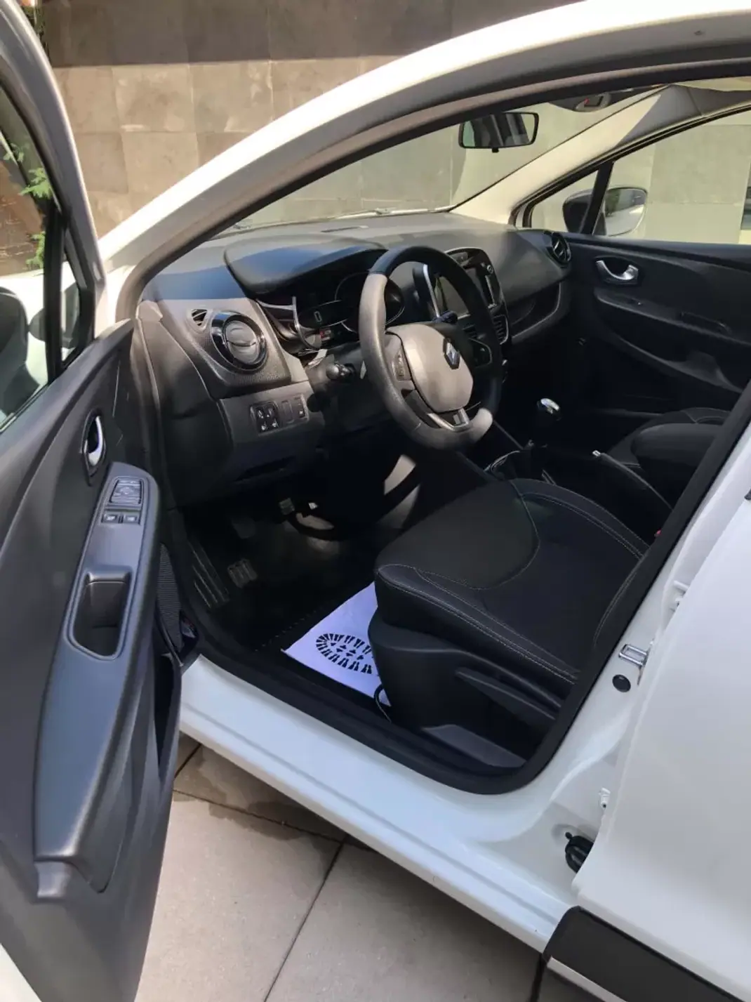 Renault Clio 2017 - 8900 EUR, 137000 km - 137000km - foto 9 de 27