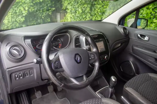 Renault Captur 2018 - 13900 EUR, 147700 km - AUTO.MOTO.pt - 147700km - foto 11 de 16
