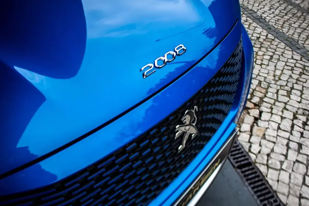 Peugeot e-2008 2021 - 20850 EUR, 60050 km - AUTO.MOTO.pt - 60050km - foto 9 de 44