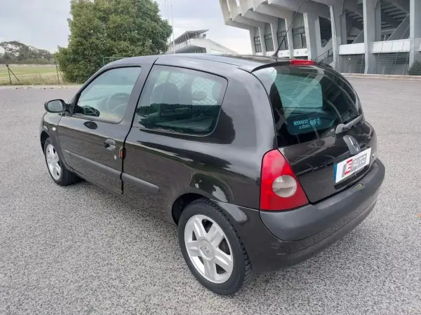 Renault Clio 2004 - 1950 EUR, 268181 km - AUTO.MOTO.pt - 268181km - foto 3 de 16
