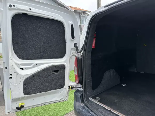Citroën Berlingo 1.5 Hdi 2019 - 9900 EUR, 180000 km - AUTO.MOTO.pt - 180000km - foto 17 de 43