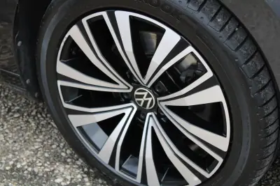 Volkswagen Arteon 2021 - 25990 EUR, 155000 km - AUTO.MOTO.pt - 155000km - foto 9 de 35