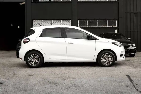 Renault Zoe 2020 - 15500 EUR, 101426 km - AUTO.MOTO.pt - 101426km - foto 2 de 24