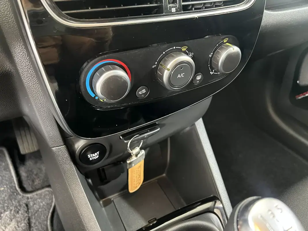 Renault Clio 2019 - 10800 EUR, 122674 km - AUTO.MOTO.pt - 122674km - foto 13 de 22
