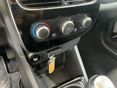 Renault Clio 2019 - 10800 EUR, 122674 km - AUTO.MOTO.pt - 122674km - foto 13 de 22