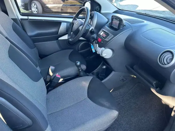 Toyota Aygo 2014 - 8900 EUR, 134000 km - AUTO.MOTO.pt - 134000km - foto 12 de 22