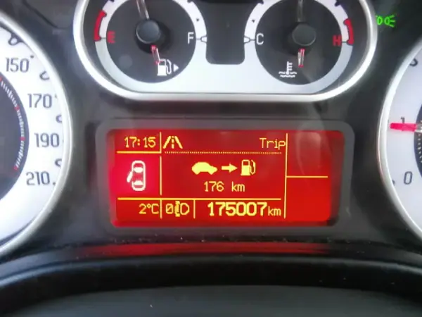 Fiat 500L 2013 - 7500 EUR, 175007 km - AUTO.MOTO.pt - 175007km - foto 14 de 32