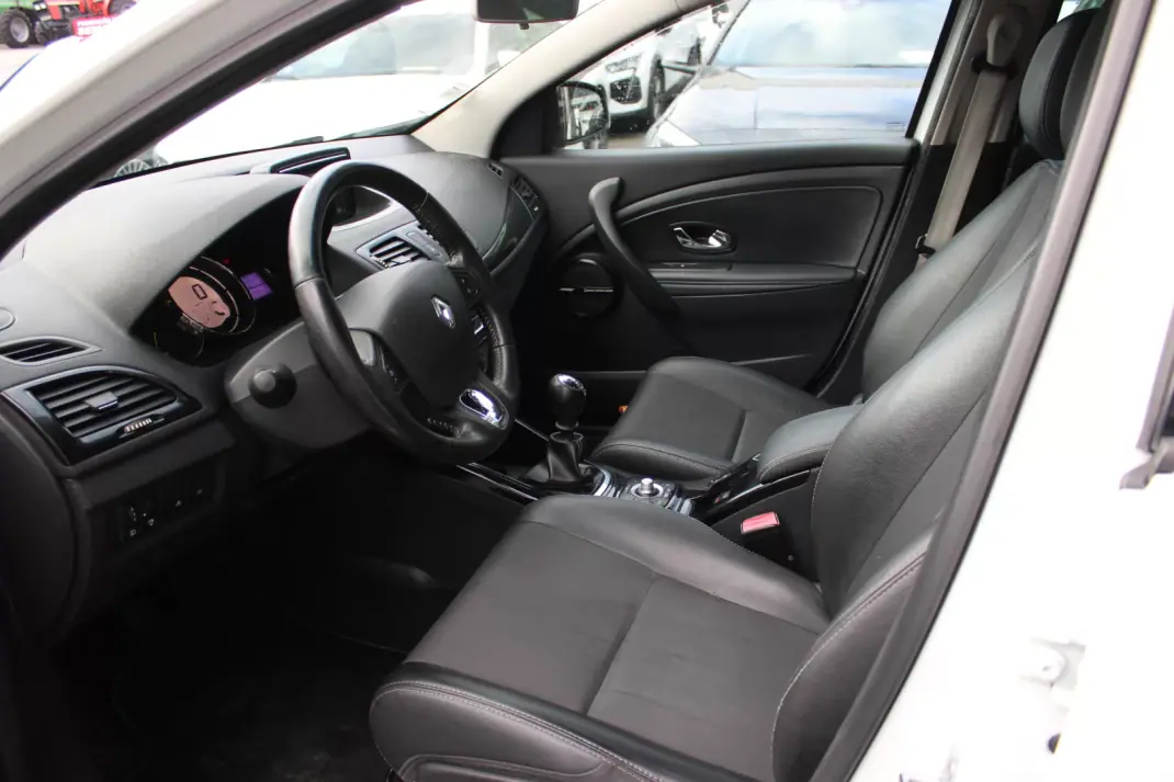 Renault Mégane Sport Tourer 2013 - 5900 EUR, 293129 km - AUTO.MOTO.pt - 293129km - foto 5 de 27