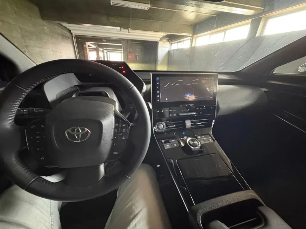 Toyota bZ4X 2024 - 32500 EUR, 38800 km - AUTO.MOTO.pt - 38800km - foto 7 de 11