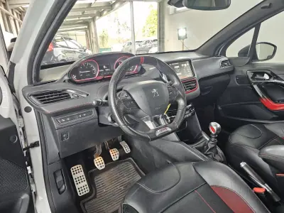 Peugeot 208 2015 - 16650 EUR, 121757 km - AUTO.MOTO.pt - 121757km - foto 24 de 38