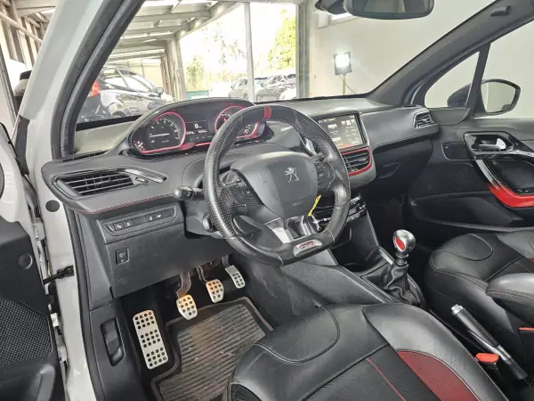 Peugeot 208 2015 - 16650 EUR, 121757 km - AUTO.MOTO.pt - 121757km - foto 24 de 38