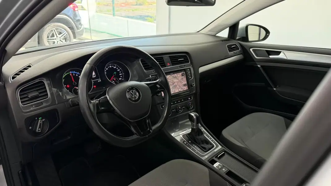 Volkswagen e-Golf 2019 - 16490 EUR, 74201 km - 74201km - foto 14 de 27