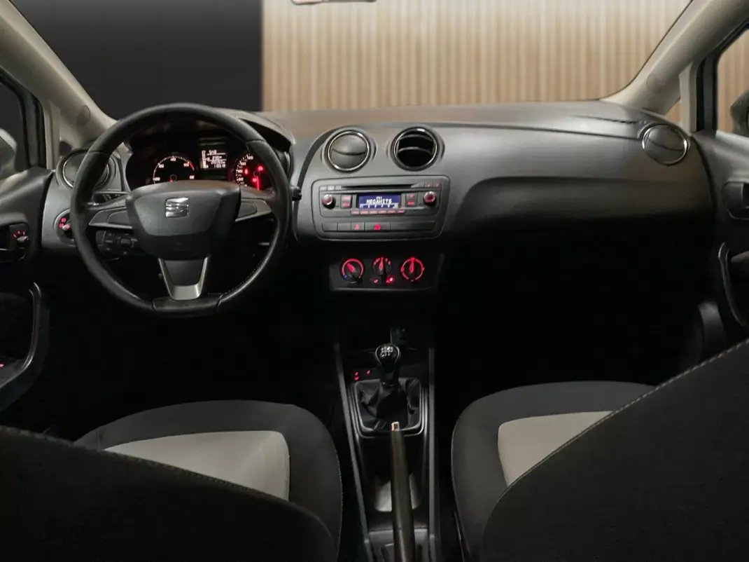 SEAT Ibiza 2014 - 5750 EUR, 290400 km - AUTO.MOTO.pt - 290400km - foto 8 de 19