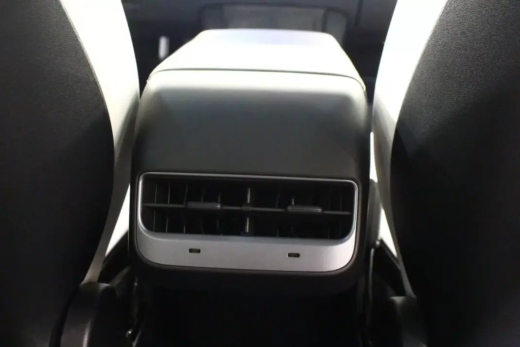 Tesla Model Y 2021 - 32240 EUR, 132000 km - AUTO.MOTO.pt - 132000km - foto 24 de 38