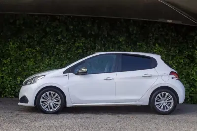 Peugeot 208 2019 - 11900 EUR, 130000 km - AUTO.MOTO.pt - 130000km - foto 7 de 16