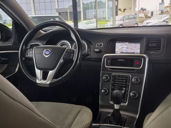 Volvo V60 2012 - 7990 EUR, 222113 km - AUTO.MOTO.pt - 222113km - foto 7 de 11